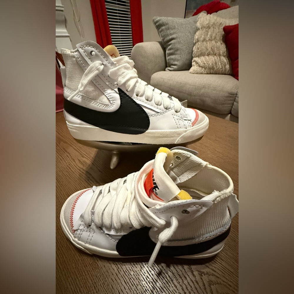 Nike Women Blazer Mid 77 Jumbo White and Red Sneakers - Picture 5 of 8